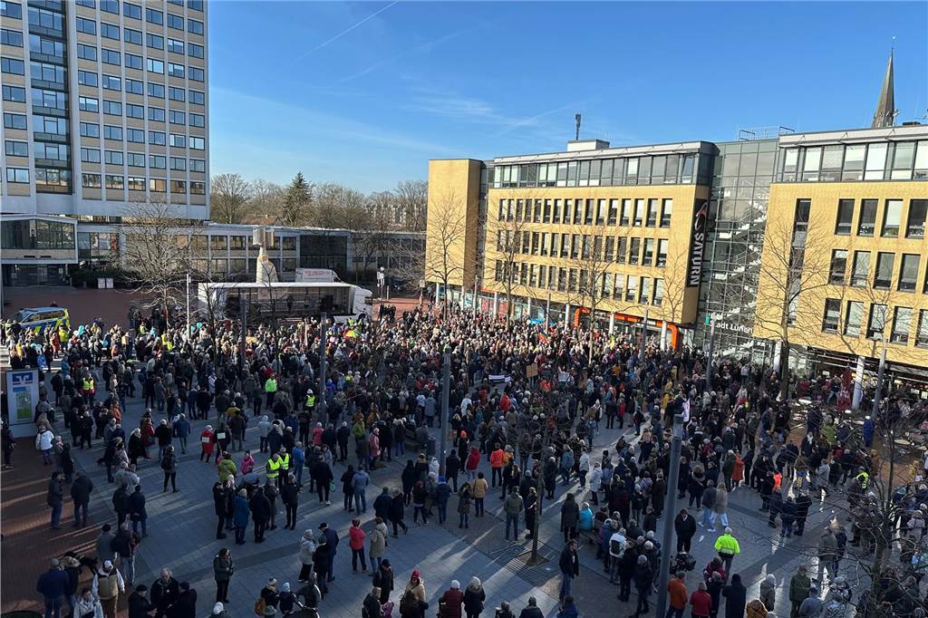 Demo gegen Rechts in Lünen: Live vom Marktplatz: „Lünen ist weltoffen und bunt“ Kurz vor Beginn der Demo in Lünen: Der Marktplatz wurde immer voller und voller. Rund 1000 Besucher erwarten die Veranstalter.