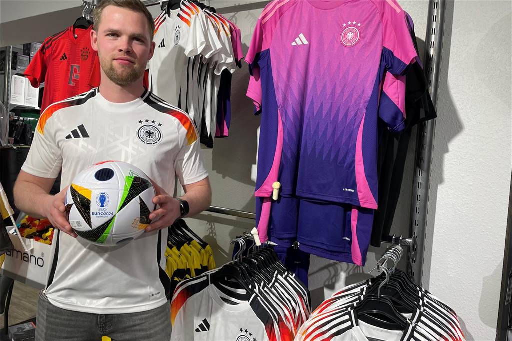 „Habt ihr noch das Pinke?“: Hype um Auswärtstrikot der Deutschen bleibt Bernd Kyek mit Fußball und Trikots