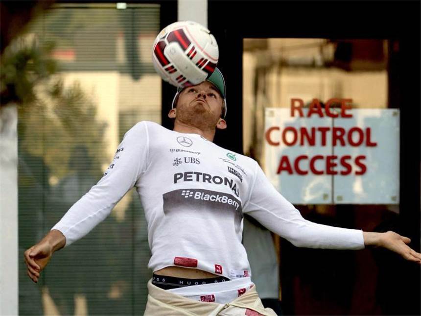 Hamilton wehrt Vettel-Angriff mit Fabelrunde ab Kurz vor dem Training spielte Rosberg am Streckenrand noch eine Runde Fußball. Foto: Alberto Estevez