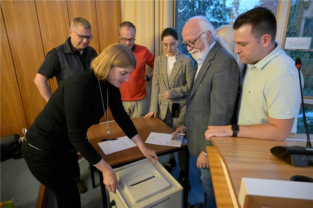 Streit um 4. Beigeordnetenstelle in Lünen: Kungelei und Überlastung im Rathaus Kurz vor der Auszählung der Stimmen: Vertreter aller Fraktionen haben sich bei der Wahlurne eingefunden. Die Grünen hatten die geheime Abstimmung beantragt. Zuvor hatte die FDP namentliche Abstimmung gefordert, "damit man weiß, wer das gewollt hat", wie Karsten Niehues sagte.