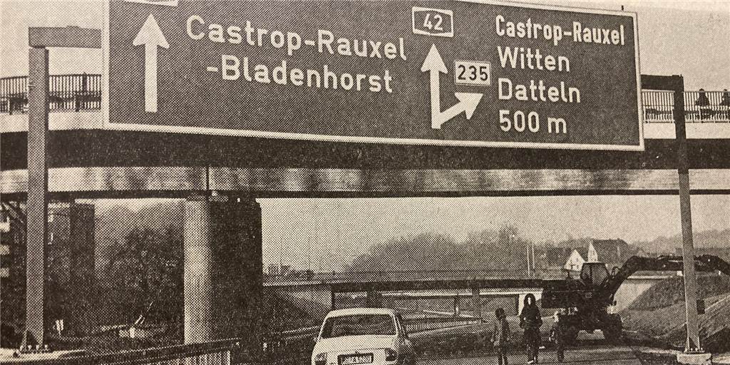 A2, A45, A42: Die Castrop-Rauxeler Autobahngeschichte begann 1938 Ein Foto aus dem Zeitungsarchiv zeigt die A42 in Castrop-Rauxel kurz vor der Eröffnung mit Spazierhängern.
