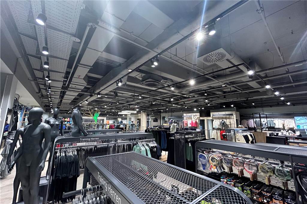 Intersport in den Mercaden: Team verrichtet die letzten Arbeiten Blick in die neue Intersport-Filiale in den Mercaden Dorsten