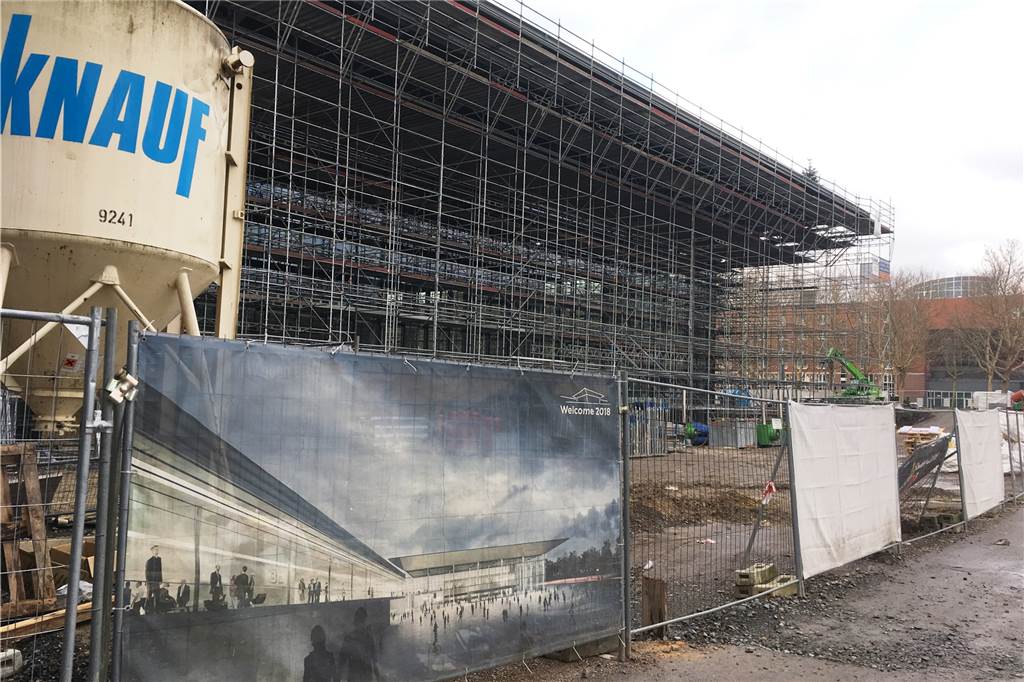Phoenix-See, Wilo, Hauptbahnhof: So geht es auf Dortmunds größten Baustellen weiter Kurz vor der Fertigstellung ist das Messefoyer der Westfalenhallen. Die Gerüste sollen bald fallen. Das Bild am Bauzaun zeigt, wie es danach aussehen soll.