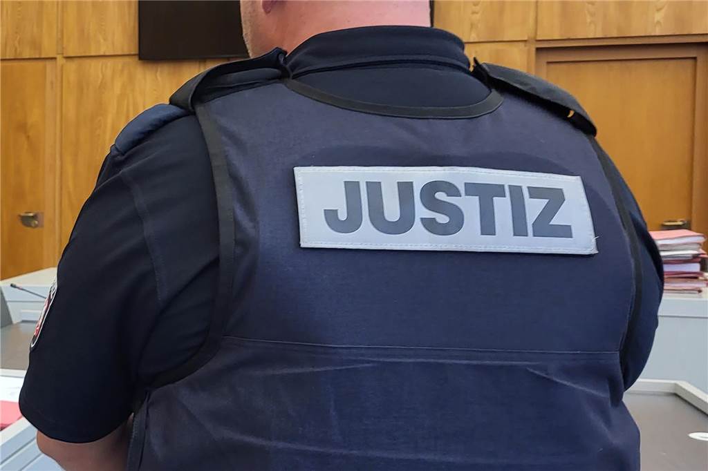 Lock-Angebot über TikTok: Bottroper im Gerichtssaal festgenommen Kurz vor der Urteilsverkündung waren plötzlich die Wachtmeister im Saal. Sie haben den Bottroper sofort abgeführt.
