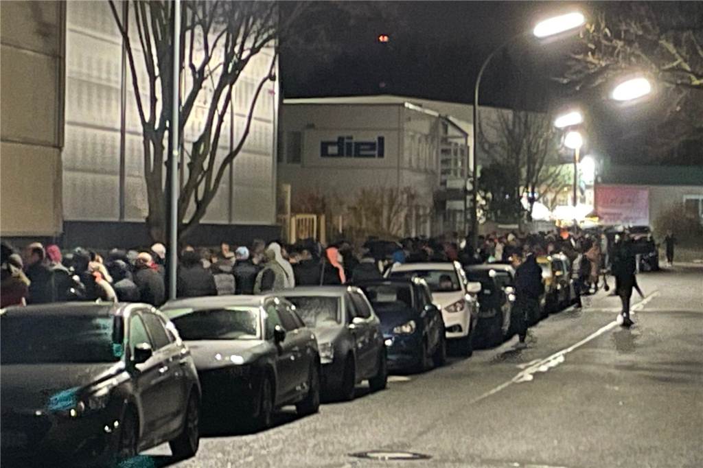 Die Warteschlange beim Silvester-Verkauf war lang.