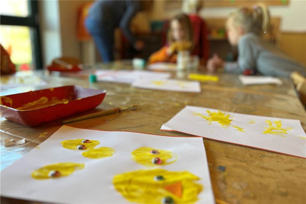 Kurz vor Ostern werden im DRK-Familienzentrum in Sythen Osterküken gemalt.