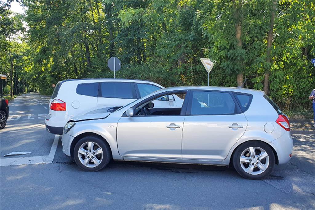 Anwohner im Dortmunder Westen kämpfen für Tempo 30: „Der letzte Versuch" Zwei Autos stehen nach einem Unfall mitten auf der Straßenecke Lütge Vöhde/Am Nocken.