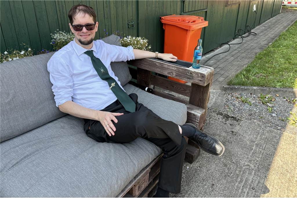 Vereinsvorsitzender Meinolf Burk lächelt sitzend in die Kamera.