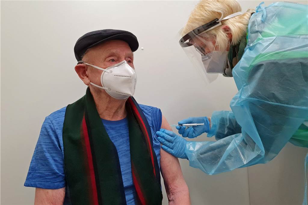 Impfung meiner Großeltern: Erster Schritt zur Rückkehr in die Normalität Kurze Spritze, große Wirkung: Joseph Räwer (92) hatte dem Tag der Impfung schon entgegengefiebert.