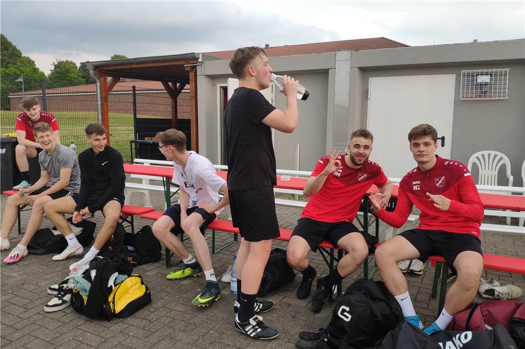 Fitnesstrainerin quält Kreisliga-Kicker: „Die zwei Tage danach waren übel“ Kurze Verschnaufpause für die Reserve-Kicker des FC Overberge beim Fitnesstraining mit Mareike Müller.