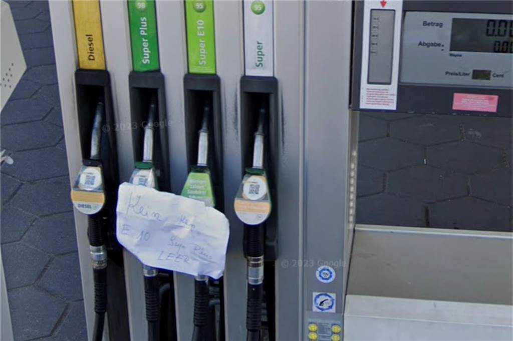 Lustige Momente durch bei Google Street View eingefangen Kurzer Stopp an der Tanke in Haltern.