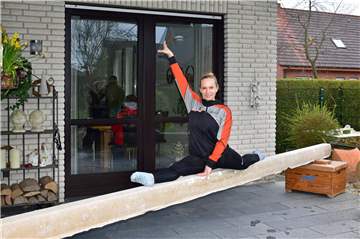 Kurzerhand haben Katharina Schalk, ihre Schwester Anna und ihr Vater Jürgen den Schwebebalken von der Sporthalle in den eigenen Garten transportiert.
