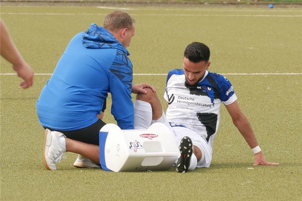 Kurzes Bangen: KSV-Physio Kamil Woditsch behandelt Hassan Boulakhrif am zweiten Spieltag gegen YEG Hassel. Doch der Außenstürmer stand auch danach immer auf dem Platz.
