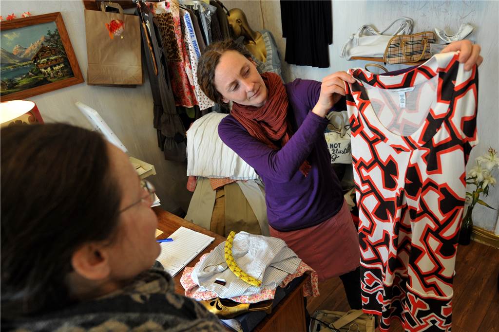 Acht Tipps, die Ihre Kleidung und das Klima schonen Kurzlebige Mode und Überproduktion der Textilindustrie belastet auch das Klima. Mit Kleidung aus dem Second-Hand-Laden kann jeder Einzelne etwas gegensteuern.
