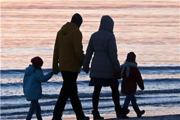 Kurztrips und actiongeladene Wochenenden können gerade für kleine Kinder eine Belastung sein. Um die Jüngsten zu entlasten sollten Eltern Ruhephasen einplanen. Foto: Bernd Wüstneck