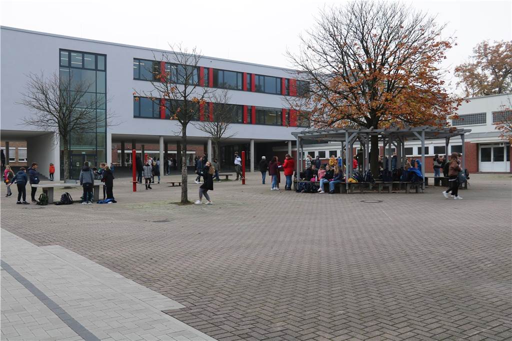 Zweistellige Millionenbeträge: Bottrop braucht weitere Gesamtschule Blick auf die Kirchhellener Sekundarschule