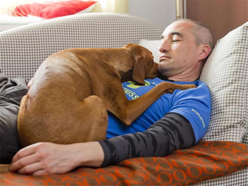 Entspannungsübungen für Hunde Kuscheln mit Herrchen: Längst nicht jeder Hund ist so entspannt - manchmal helfen aber schon ein paar einfache Übungen für daheim. Foto: Monique Wüstenhagen/dpa-tmn/dpa