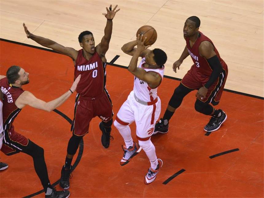 NBA: Raptors ziehen erstmals ins Playoff-Halbfinale ein Kyle Lowry (2.v.r.) erzielte 35 Punkte für die Toronto Raptors. Foto: Warren Toda