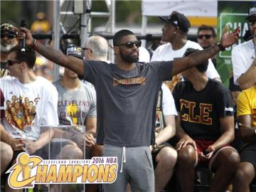 Kyrie Irving (m.) hat seine Zusage für Olympia in Rio gegeben. Foto: David Maxwell