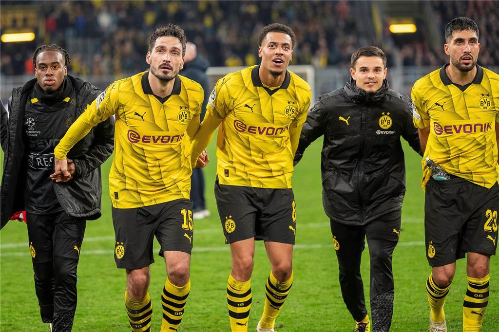 Kjell Wätjen macht gemeinsam mit den BVB-Profis eine La-Ola-Welle vor der Südtribüne.