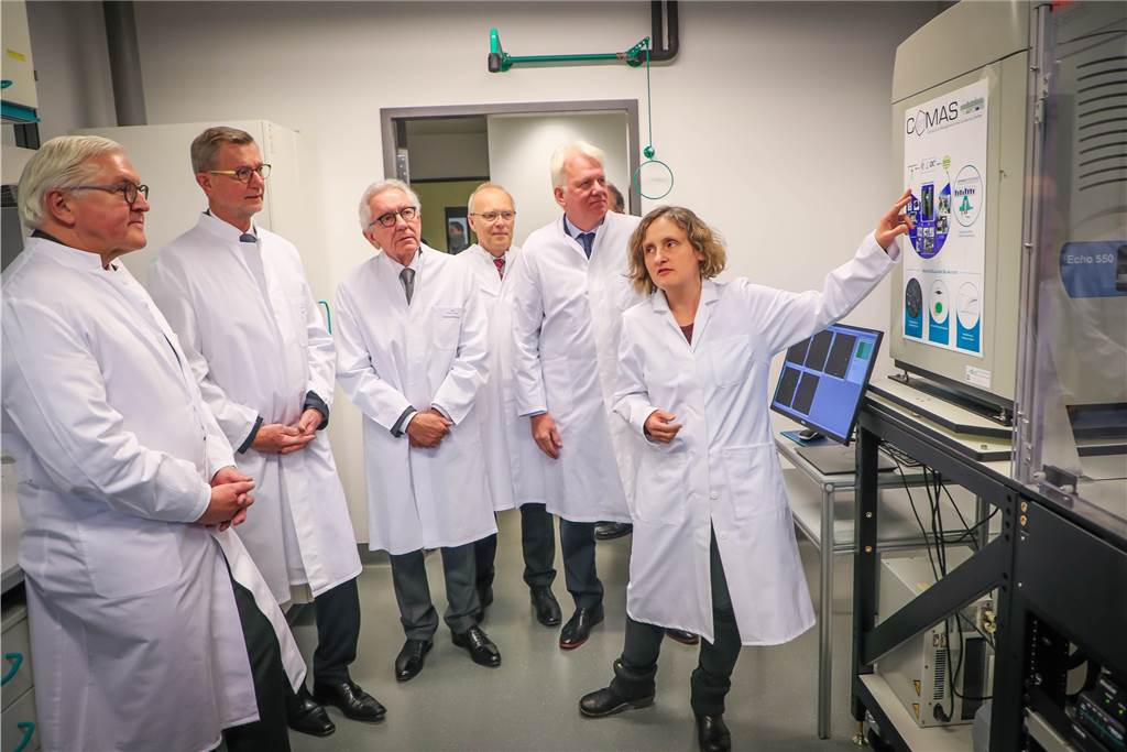 Bundespräsident Steinmeier besucht Dortmund - und kaum jemand kriegt es mit Labor Leiterin Dr. Sonja Sievers erklärt Steinmeier und seinen Begleitern eine robotergestützte Analyseanlage, die unter anderem mit Krebszellen arbeitet.
