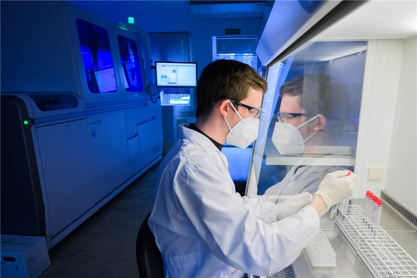 „Nun wirklich Deltakron“: Was wir über die Hybridvariante wissen Labormitarbeiter Christoph Majowski bereitet im Labor Nordlab PCR-Tests von Patienten auf die PCR-Analyse vor. Jetzt gibt es eine Variante: "Deltakron".