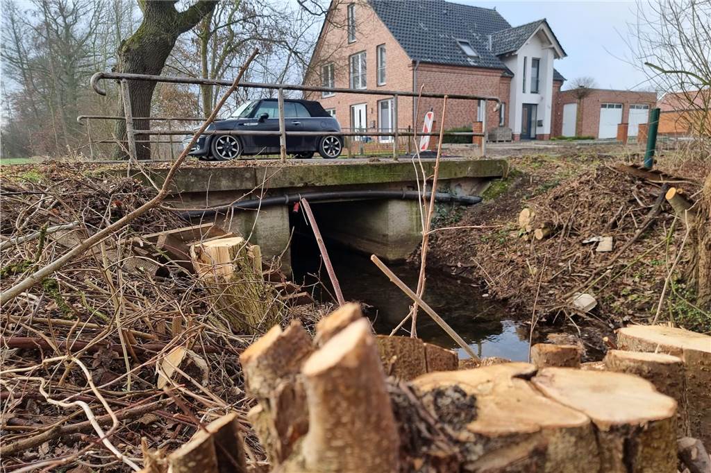 Endausbau Leuskesweg angelaufen: Brücken-Neubau verursacht weitere Kosten Laburuntersuchungen haben ergeben, dass vor allem der Beton der alten Brücke ein Problem darstellt. Für Abriss und Neubau fallen 115.000 Euro an.