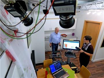 Laborwohnung an der TU in Chemnitz: Auf der Cebit wollen die Forscher ihr Smart-Sensor-Netzwerk vorstellen, das die Pflege von Menschen mit Demenz unterstützen soll. Foto: Hendrik Schmidt