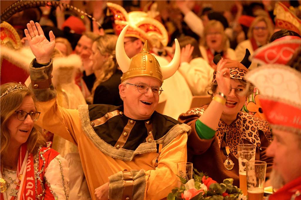 100 Jahre „Hol di fast“ - Werner Karneval begeisterte hunderte Jecken Lachen, Singen, Tanzen war das Motto des Abends.