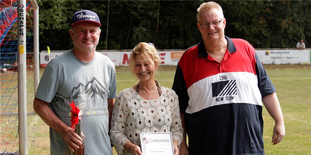 Anke Clausmeier von BR Billmerich erhält das Verbandsverdienstkreuz: „Anke hat der Himmel geschickt“ Lachte vor lauter Freude: Anke Clausmeier wurde für ihre besonderen Dienste von Kreischef Michael Allery (r.) und BRB-Geschäftsführer Jürgen Schmidt ausgezeichnet.