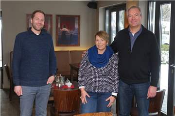Laden in ihr gastliches Haus ein: Michael (links), Marion und Willi Meyerink.