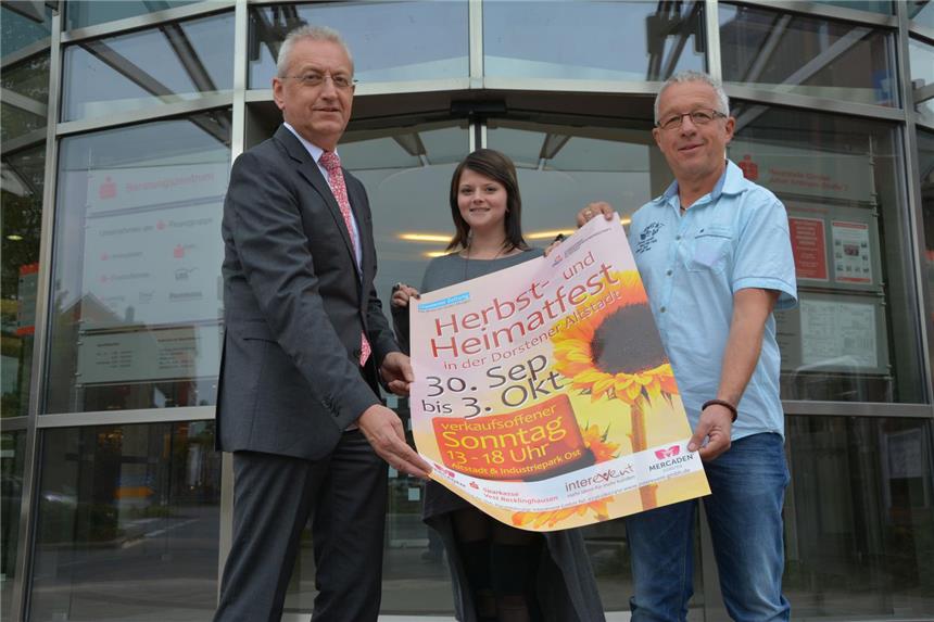 Laden zum Herbst- und Heimatfest ein (v.l.): Matthias Feller, Carina Schmidt und Thomas Hein.