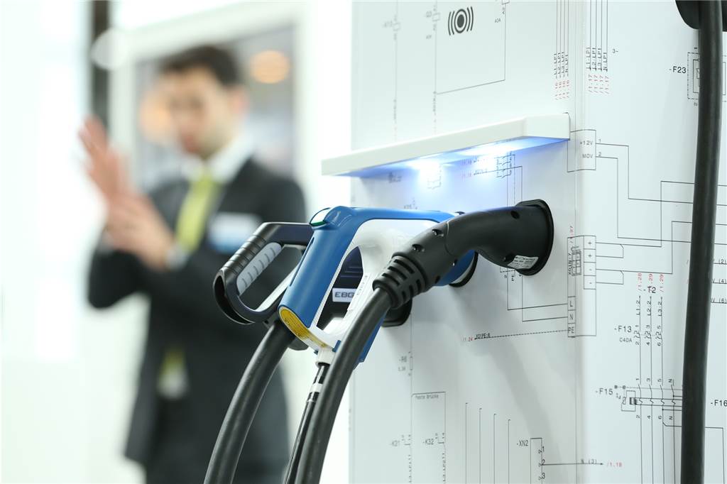 Dortmunder Ladesäulen-Hersteller meldet Insolvenz an: Große Sorge um Compleo Ladesäulen werden für die E-Mobilität gebraucht und die Branche verzeichnet ein 30-prozentiges Wachstum. Davon hofft man auch bei Compleo nach einer erfolgreichen Neuaufstellung profitieren zu können.