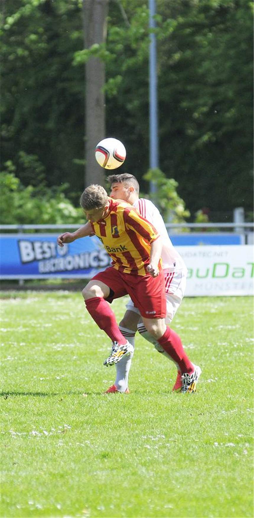 Eintracht spürt den Griff nach dem Strohhalm Ladislav Velican (r.) und Eintracht Ahaus kassierten in Hamm eine 2:5-Packung.