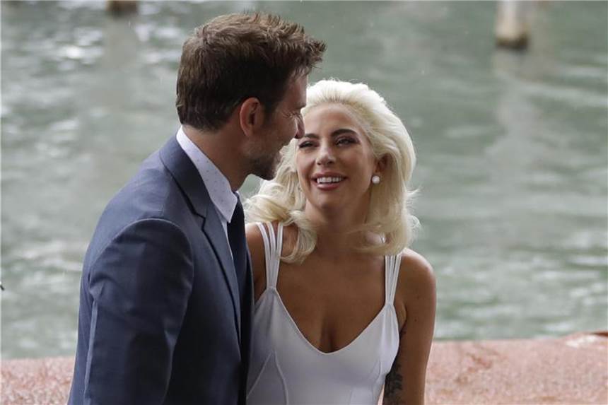 Lady Gaga versetzt Venedig in Ausnahmezustand Lady Gaga (r) und Bradley Cooper beim Filmfestival in Venedig. Foto: Kirsty Wigglesworth