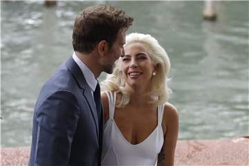 Lady Gaga (r) und Bradley Cooper beim Filmfestival in Venedig. Foto: Kirsty Wigglesworth
