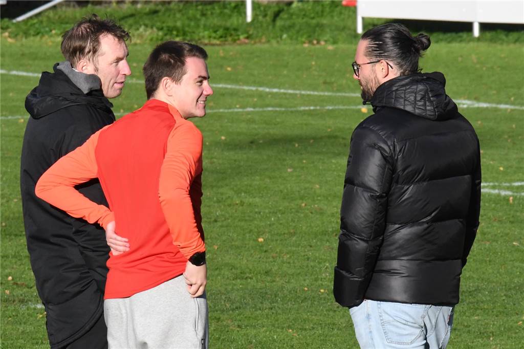 Lüner SV freut sich über das Resultat und eine Gelbe Karte Axel Schmeing (l.) im Austausch mit Co-Trainer Florian Bartel und Simon Erling, dem Sportlichen Leiter des Lüner SV.