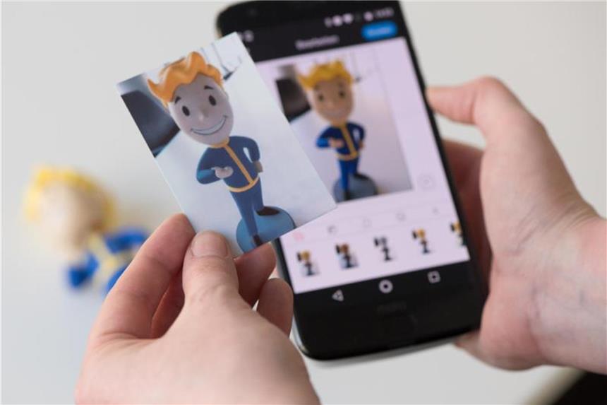 Moto Mod: Polaroid Insta-Share Printer im Test Lächelnder Vault Boy auf Polaroidbild: Mit dem Insta-Share Printer bringen Polaroid und Motorola die Sofortbildfotografie als Smartphone-Modul heraus. Foto: Robert Guenther