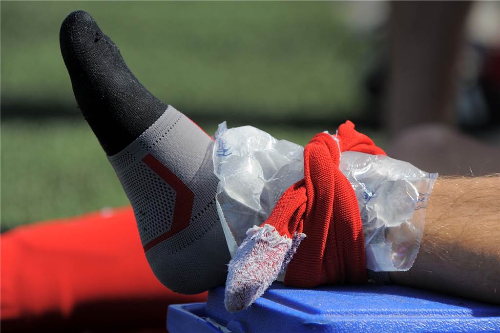 Marienkrankenhaus Schwerte: Eine Art von Sportunfällen steigt trotz Lockdown deutlich an Lädierte Sprunggelenke - hier hat es einen Fußballer des Geisecker SV erwischt - gehören zu den häufigsten Sportverletzungen.