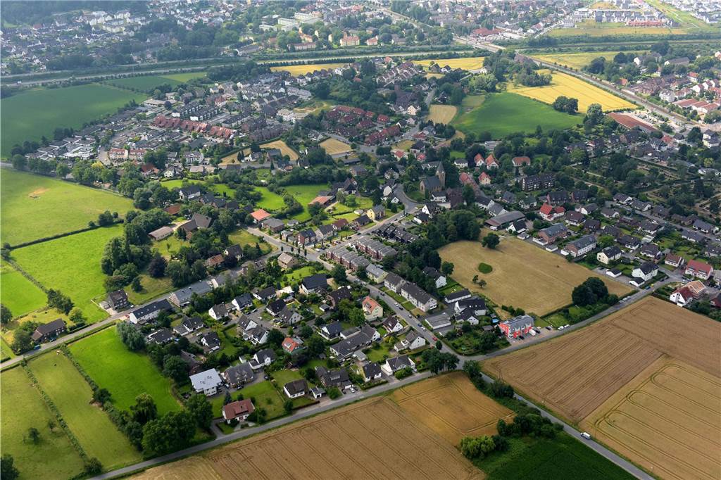 Neue Gewerbeflächen: Tauschidee der Wirtschaftsförderer stößt auf Kritik Luftbild des Brechtener Dorfkerns
