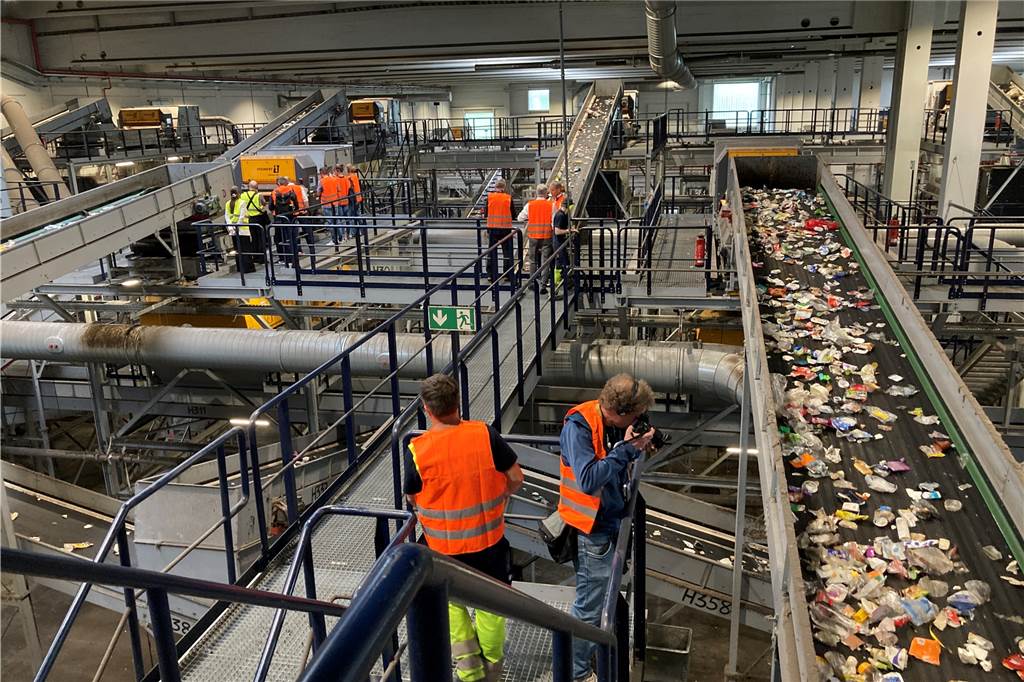 Video: Nach Müll-Mief und Bränden: Das soll bei Alba künftig besser werden Im Bild ist die Halle einer Müllsortieranlage zu sehen.