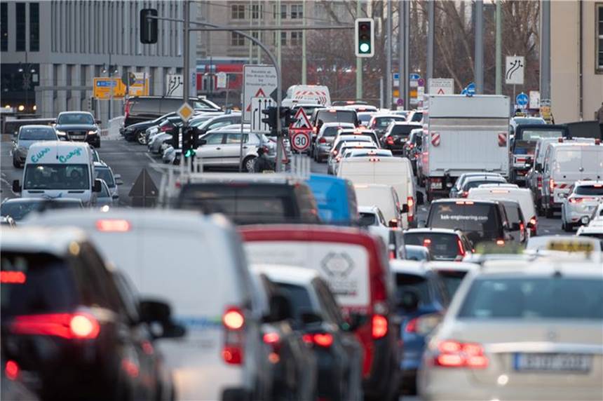 Mehr als Lautstärke: Was Lärm ist und was er mit uns macht Dicht an dicht stehen Fahrzeuge auf der Gertraudenstraße in Berlin.