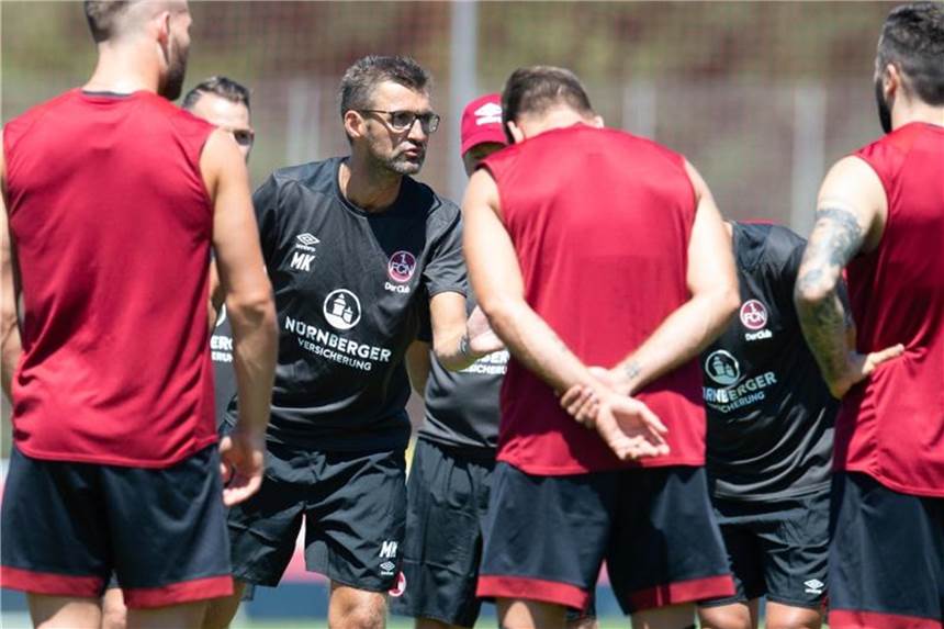 Schwitzen in Südtirol: „Mehr Power“ für den 1. FC Nürnberg Lässt seine Spieler in Süüdtirol kräftig schwitzen: Club-Coach Michael Koellner (2vl). Photo: Timm Schamberger Foto: Timm Schamberger