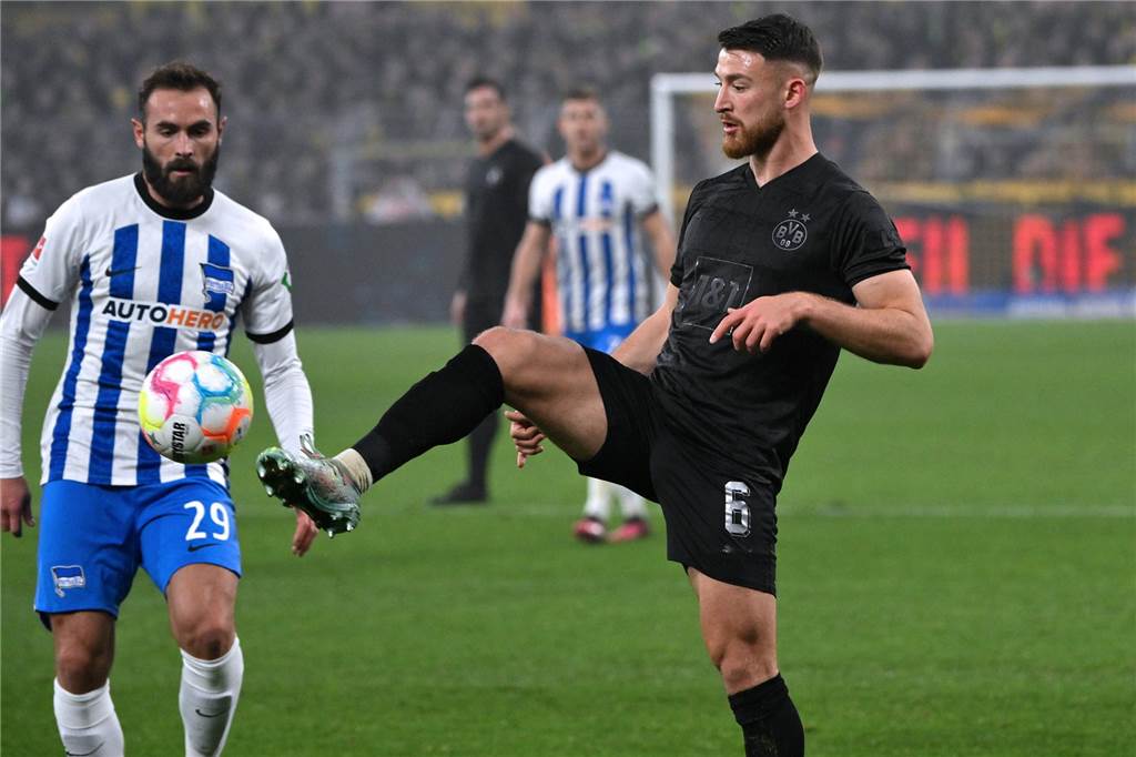 Salih Özcan nimmt den Ball an.