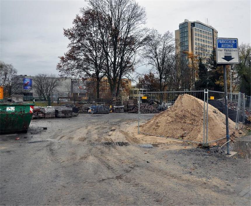 Lünen plant Sanierung von Straßen und Parkplätzen Lagerplatz statt Parkplatz: Das hat der Parkfläche Im Hagen offenbar den Rest gegeben. Sie soll für 125.000 Euro saniert werden.