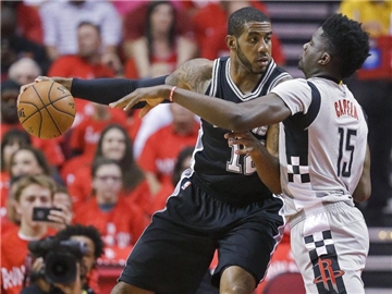 LaMarcus Aldridge (l) führte seine San Antonio Spurs mit 34 Punkten und zwölf Rebounds zum Sieg. Foto: Eric Christian Smith
