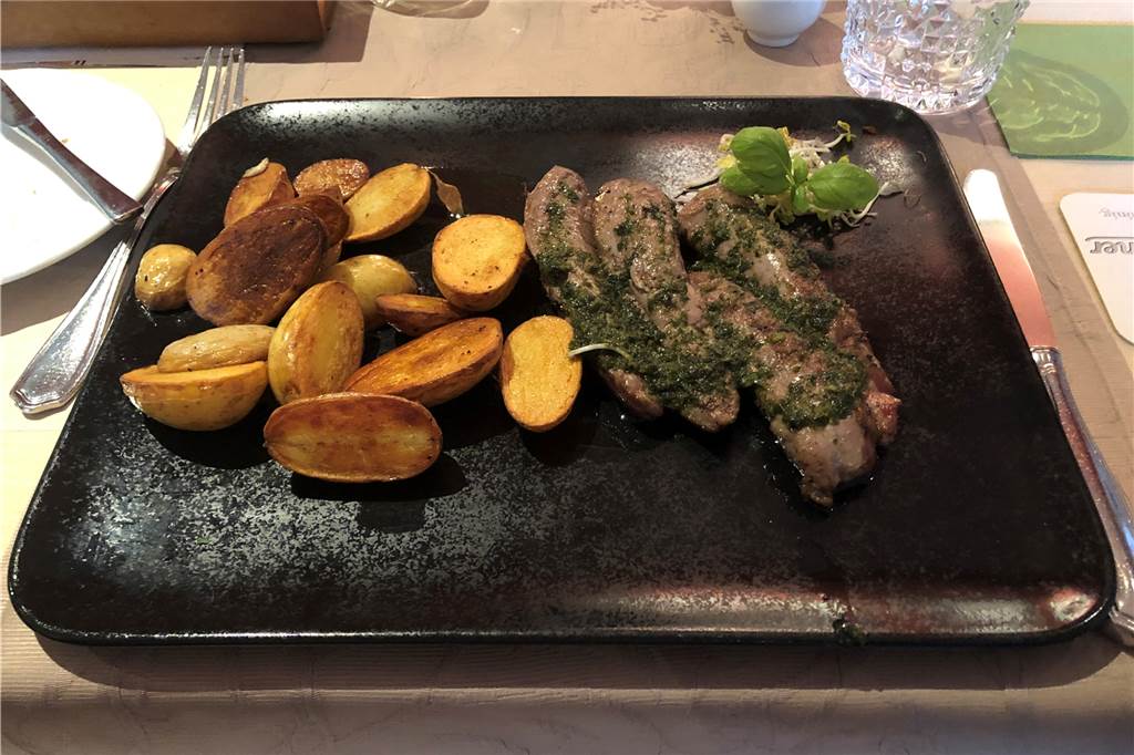 Lammfilet mit Anchovis-Kräuter-Salsa, Rosmarionkartoffeln. Dazu gehört noch ein Schüsselchen mit Blattsalat und Balsamicovinaigrette