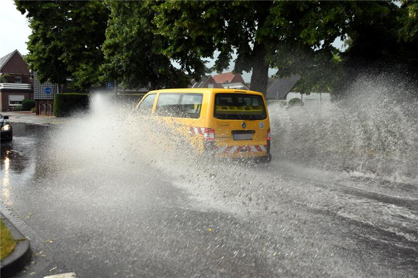 Wüllener Ortsdurchfahrt unter Wasser Land unter auf der Stadtlohner Straße in Wüllen zwischen Vissingkamp und Spieker.