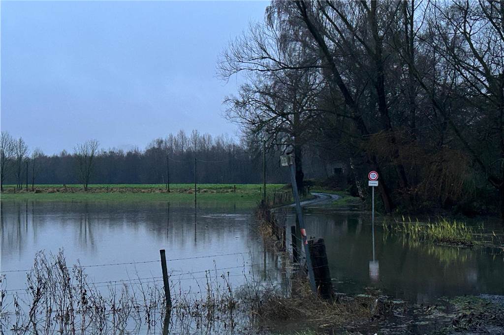 Wegen Überspülungsgefahr: Borker Straße in Waltrop gesperrt Überflutete Wiesen und Felder im Bereich der Borker Straße in Waltrop.