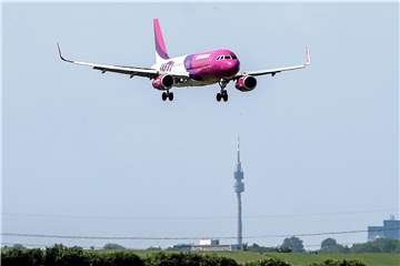 Landende Flugzeuge fliegen den Flughafen Dortmund über Unna-Massen an.